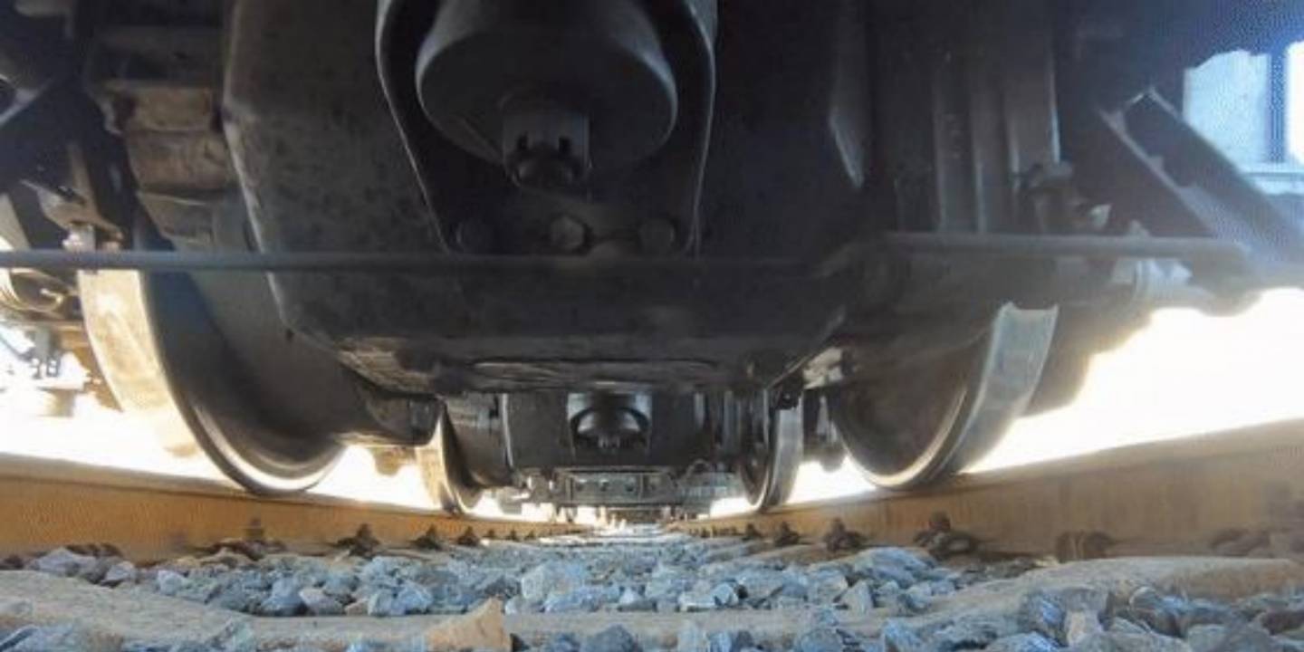 व्हील-रेल इंटरफ़ेस में एक सटीक रूप से इंजीनियर शंक्वाकार प्रोफ़ाइल है।