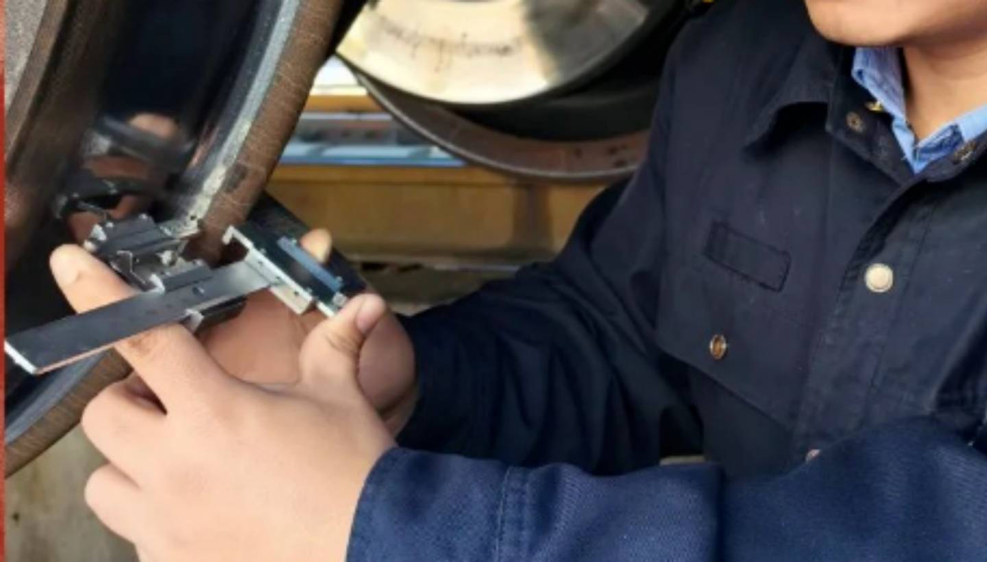 ट्रेन व्हील निकला हुआ किनारा पहनना: प्रभाव, जोखिम और रखरखाव मानकों